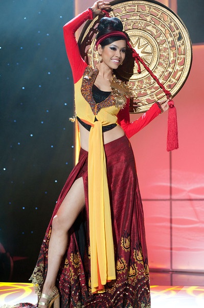 Hoàng My gợi cảm với áo tứ thân cách điệu - 1 Hoàng My gợi cảm với áo tứ thân cách điệu - 1