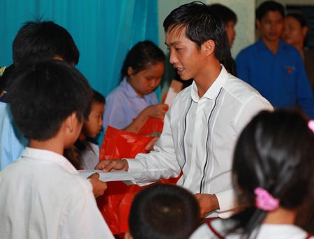 Hà Hồ - Quốc Cường vui trung thu cùng trẻ em - 5 Hà Hồ - Quốc Cường vui trung thu cùng trẻ em - 5