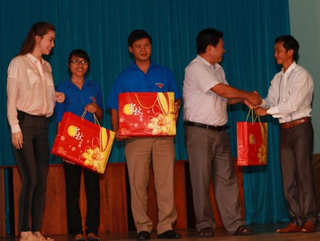 Hà Hồ - Quốc Cường vui trung thu cùng trẻ em - 8 Hà Hồ - Quốc Cường vui trung thu cùng trẻ em - 8