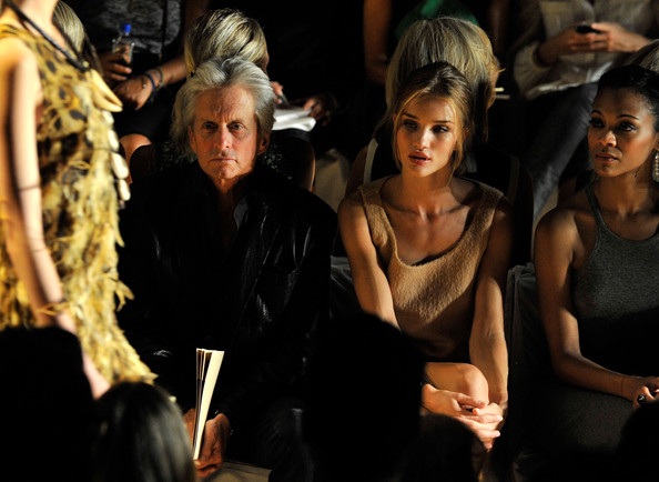 Michael Douglas thân thiết với Rosie Whiteley khi xem trình diễn thời trang - 3