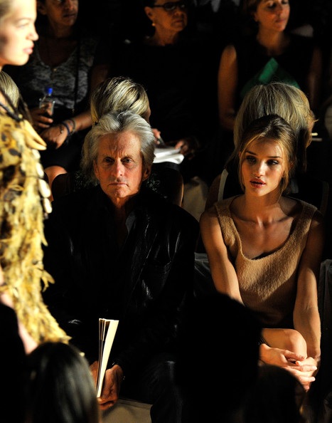 Michael Douglas thân thiết với Rosie Whiteley khi xem trình diễn thời trang - 5