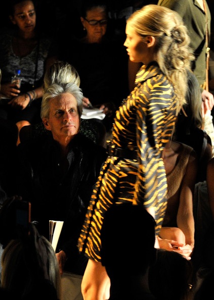 Michael Douglas thân thiết với Rosie Whiteley khi xem trình diễn thời trang - 6