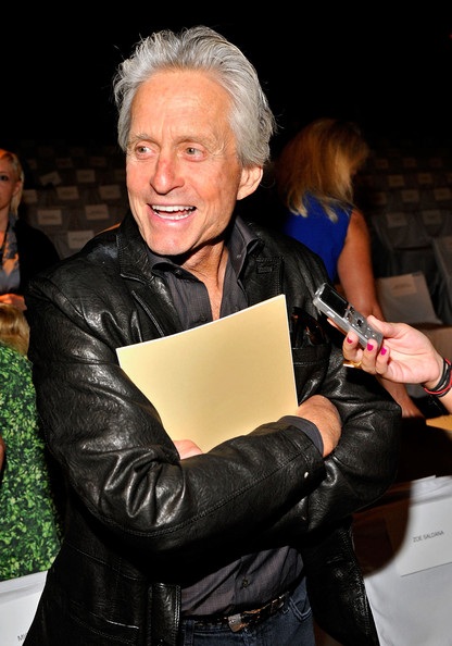 Michael Douglas thân thiết với Rosie Whiteley khi xem trình diễn thời trang - 10