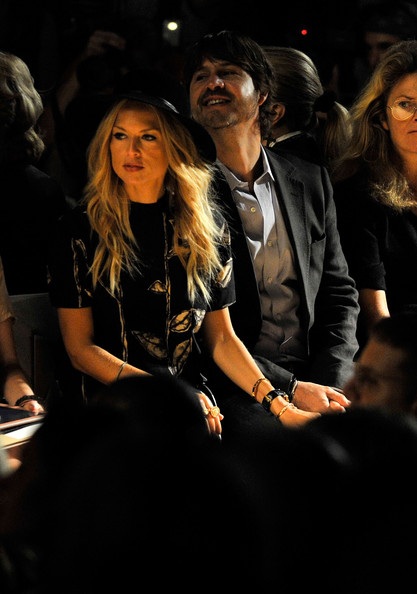 Michael Douglas thân thiết với Rosie Whiteley khi xem trình diễn thời trang - 15