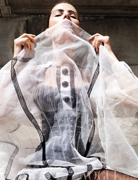 Isabeli Fontana kiêu sa trên Vogue - 4