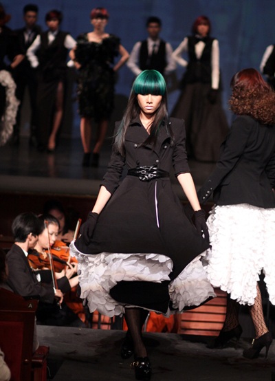 Kelly Bùi và các thiết kế cảm hứng từ “ma cà rồng” - 11