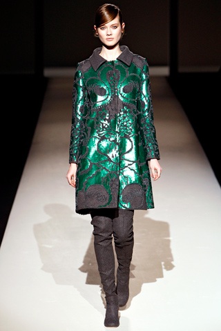 Thanh lịch và rực rỡ với BST thu đông của Alberta Ferretti - 7 Thanh lịch và rực rỡ với BST thu đông của Alberta Ferretti - 7