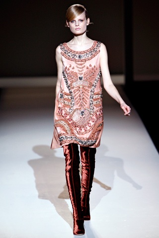 Thanh lịch và rực rỡ với BST thu đông của Alberta Ferretti - 8 Thanh lịch và rực rỡ với BST thu đông của Alberta Ferretti - 8