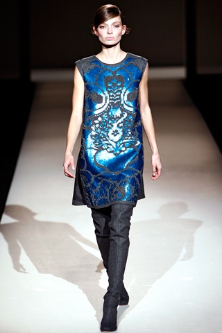 Thanh lịch và rực rỡ với BST thu đông của Alberta Ferretti - 12 Thanh lịch và rực rỡ với BST thu đông của Alberta Ferretti - 12