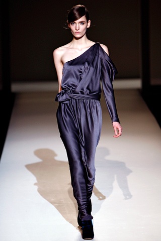 Thanh lịch và rực rỡ với BST thu đông của Alberta Ferretti - 17 Thanh lịch và rực rỡ với BST thu đông của Alberta Ferretti - 17