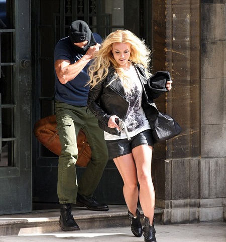 Britney hóa thành kẻ cướp siêu thị - 5 Britney hóa thành kẻ cướp siêu thị - 5