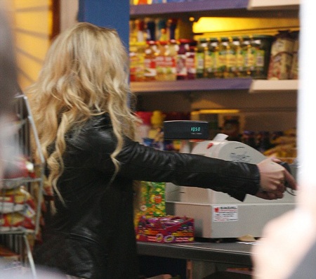 Britney hóa thành kẻ cướp siêu thị - 8 Britney hóa thành kẻ cướp siêu thị - 8