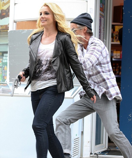 Britney hóa thành kẻ cướp siêu thị - 10 Britney hóa thành kẻ cướp siêu thị - 10