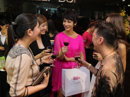 Nhộn nhịp “sao” tại tiệc khai trương của Kelly Bùi  - 12
