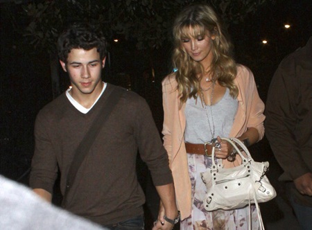Những hình ảnh ngọt ngào của “đôi đũa lệch” Delta Goodrem - Nick Jonas - 2 Những hình ảnh ngọt ngào của “đôi đũa lệch” Delta Goodrem - Nick Jonas - 2