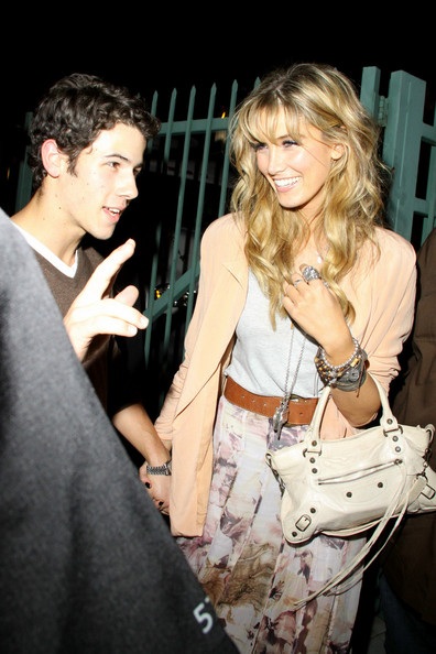 Những hình ảnh ngọt ngào của “đôi đũa lệch” Delta Goodrem - Nick Jonas - 3 Những hình ảnh ngọt ngào của “đôi đũa lệch” Delta Goodrem - Nick Jonas - 3