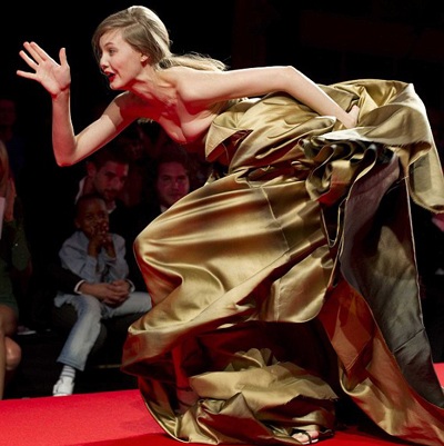 Siêu mẫu Lindsey Wixson lại ngã trên sàn catwalk - 9 Siêu mẫu Lindsey Wixson lại ngã trên sàn catwalk - 9