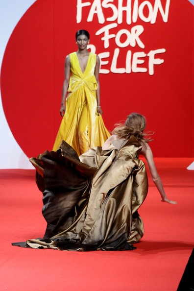 Siêu mẫu Lindsey Wixson lại ngã trên sàn catwalk - 11 Siêu mẫu Lindsey Wixson lại ngã trên sàn catwalk - 11