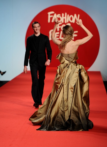 Siêu mẫu Lindsey Wixson lại ngã trên sàn catwalk - 13 Siêu mẫu Lindsey Wixson lại ngã trên sàn catwalk - 13