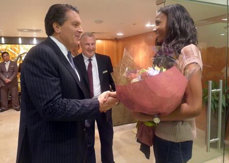 Thêm hình ảnh đẹp về tân HHHV ở Singapore - 2 Thêm hình ảnh đẹp về tân HHHV ở Singapore - 2