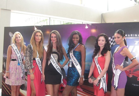 Thêm hình ảnh đẹp về tân HHHV ở Singapore - 9 Thêm hình ảnh đẹp về tân HHHV ở Singapore - 9