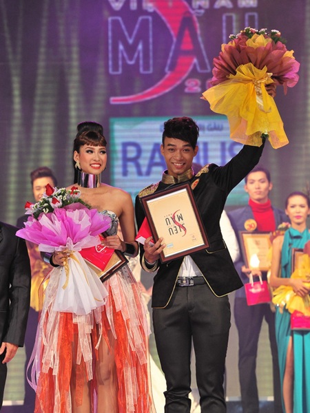 Vương Thu Phương và Vũ Mạnh Hiệp giành giải Vàng Siêu mẫu 2011 - 11