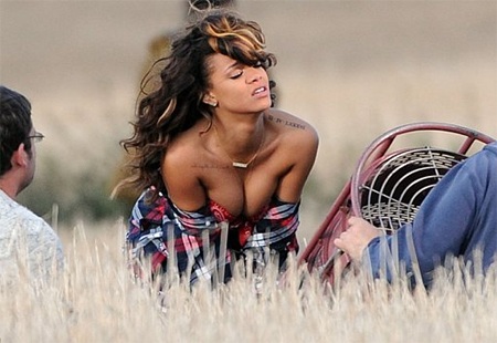 Nông dân yêu cầu Rihanna ngừng quay Videoclip vì… mặc “thiếu vải” - 3 Nông dân yêu cầu Rihanna ngừng quay Videoclip vì… mặc “thiếu vải” - 3