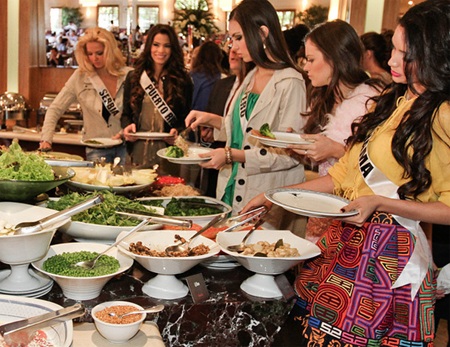 Người đẹp Hoàn vũ thanh lịch bên bàn ăn - 9 Người đẹp Hoàn vũ thanh lịch bên bàn ăn - 9