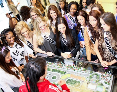 Người đẹp Hoàn vũ thăm bảo tàng bóng đá - 1 Người đẹp Hoàn vũ thăm bảo tàng bóng đá - 1