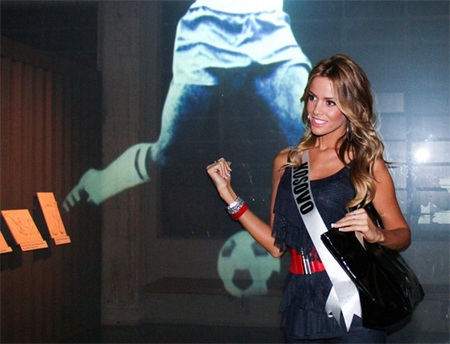 Người đẹp Hoàn vũ thăm bảo tàng bóng đá - 2 Người đẹp Hoàn vũ thăm bảo tàng bóng đá - 2