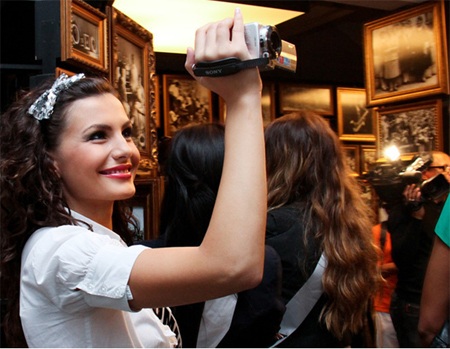 Người đẹp Hoàn vũ thăm bảo tàng bóng đá - 4 Người đẹp Hoàn vũ thăm bảo tàng bóng đá - 4