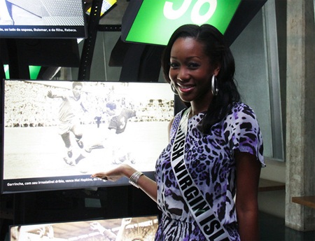 Người đẹp Hoàn vũ thăm bảo tàng bóng đá - 6 Người đẹp Hoàn vũ thăm bảo tàng bóng đá - 6