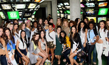 Người đẹp Hoàn vũ thăm bảo tàng bóng đá - 9 Người đẹp Hoàn vũ thăm bảo tàng bóng đá - 9