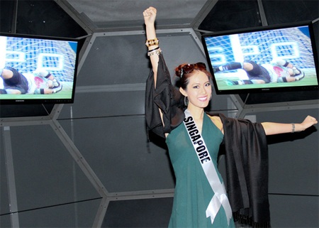 Người đẹp Hoàn vũ thăm bảo tàng bóng đá - 13 Người đẹp Hoàn vũ thăm bảo tàng bóng đá - 13