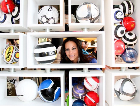 Người đẹp Hoàn vũ thăm bảo tàng bóng đá - 16 Người đẹp Hoàn vũ thăm bảo tàng bóng đá - 16