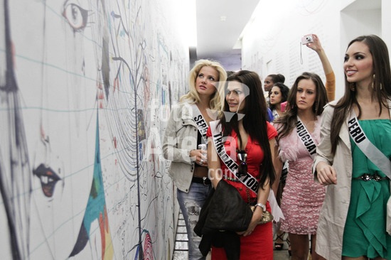 Người đẹp Hoàn vũ thăm bảo tàng bóng đá - 17 Người đẹp Hoàn vũ thăm bảo tàng bóng đá - 17