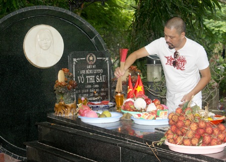 Ngày 2/9: NTK Đức Hùng viếng mộ chị Võ Thị Sáu - 1 Ngày 2/9: NTK Đức Hùng viếng mộ chị Võ Thị Sáu - 1