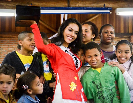 Hoàng My diện áo bà ba trong buổi trao quà từ thiện - 2 Hoàng My diện áo bà ba trong buổi trao quà từ thiện - 2