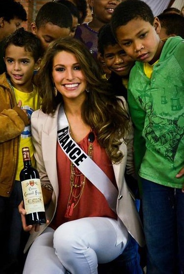 Hoàng My diện áo bà ba trong buổi trao quà từ thiện - 3 Hoàng My diện áo bà ba trong buổi trao quà từ thiện - 3