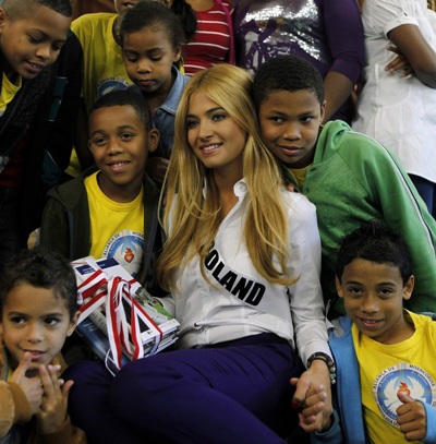 Hoàng My diện áo bà ba trong buổi trao quà từ thiện - 4 Hoàng My diện áo bà ba trong buổi trao quà từ thiện - 4