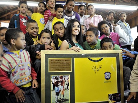 Hoàng My diện áo bà ba trong buổi trao quà từ thiện - 7 Hoàng My diện áo bà ba trong buổi trao quà từ thiện - 7