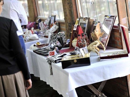 Hoàng My diện áo bà ba trong buổi trao quà từ thiện - 9 Hoàng My diện áo bà ba trong buổi trao quà từ thiện - 9