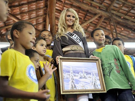 Hoàng My diện áo bà ba trong buổi trao quà từ thiện - 10 Hoàng My diện áo bà ba trong buổi trao quà từ thiện - 10