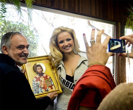 Hoàng My diện áo bà ba trong buổi trao quà từ thiện - 12 Hoàng My diện áo bà ba trong buổi trao quà từ thiện - 12