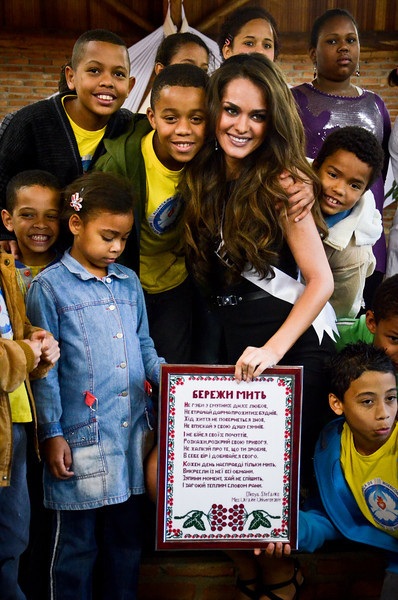 Hoàng My diện áo bà ba trong buổi trao quà từ thiện - 16 Hoàng My diện áo bà ba trong buổi trao quà từ thiện - 16