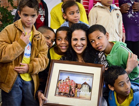 Hoàng My diện áo bà ba trong buổi trao quà từ thiện - 17 Hoàng My diện áo bà ba trong buổi trao quà từ thiện - 17