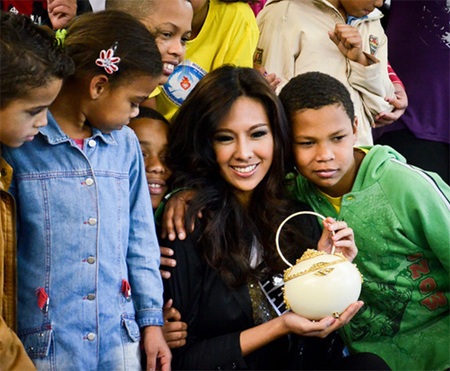 Hoàng My diện áo bà ba trong buổi trao quà từ thiện - 18 Hoàng My diện áo bà ba trong buổi trao quà từ thiện - 18