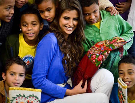 Hoàng My diện áo bà ba trong buổi trao quà từ thiện - 20 Hoàng My diện áo bà ba trong buổi trao quà từ thiện - 20