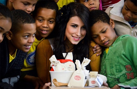 Hoàng My diện áo bà ba trong buổi trao quà từ thiện - 22 Hoàng My diện áo bà ba trong buổi trao quà từ thiện - 22