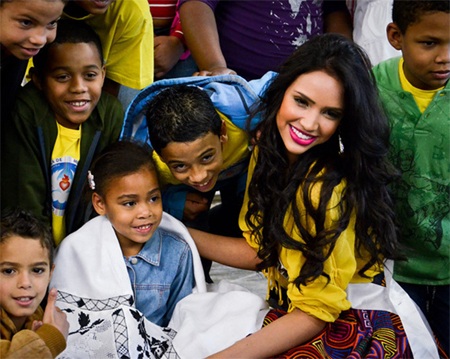 Hoàng My diện áo bà ba trong buổi trao quà từ thiện - 23 Hoàng My diện áo bà ba trong buổi trao quà từ thiện - 23